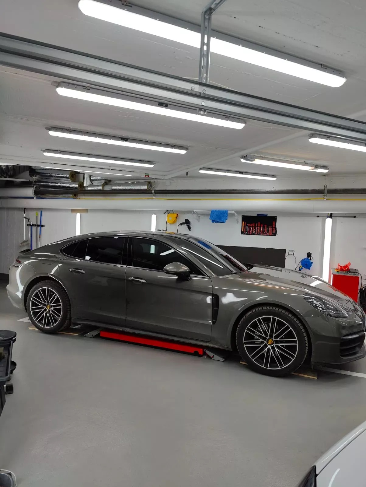 Porsche med professionellt monterad solfilm hos Fordonsstudion